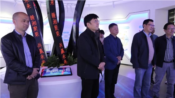 省發(fā)改委二級(jí)巡視員曾洪暉一行來(lái)上栗調(diào)研指導(dǎo)工作，并參觀(guān)由立標(biāo)展覽布展的贛湘合作產(chǎn)業(yè)園展示館